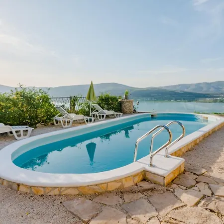 Sea Star - Three-bedroom With Pool And Sea View 트로기르