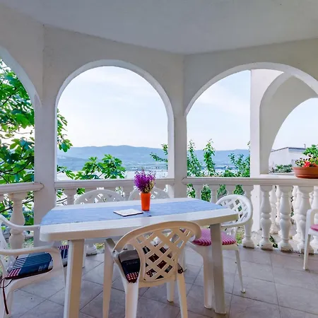Sea Star - Three-bedroom With Pool And Sea View 아파트 트로기르