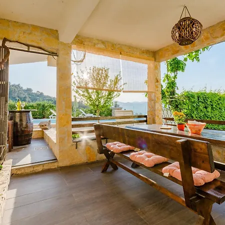 Sea Star - Three-bedroom With Pool And Sea View Apartman Trogir