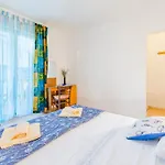 Sea Star - Three-bedroom With Pool And Sea View Apartment