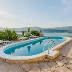 Sea Star - Three-bedroom With Pool And Sea View Trogir
