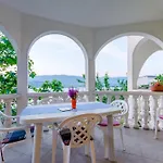 Sea Star - Three-bedroom With Pool And Sea View Apartment Trogir